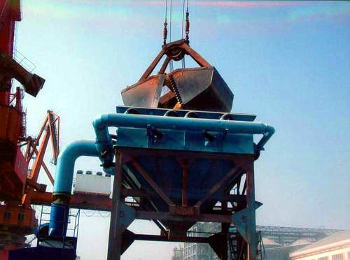 Self Propelled Tire Mounted Eco Hopper Untuk Penanganan Material Massal Terminal Pelabuhan