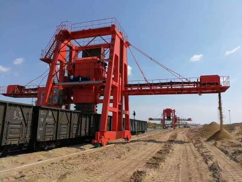 1500 Tph Self Propelled Ship Unloader Untuk Menangani Kargo Curah Di Pelabuhan