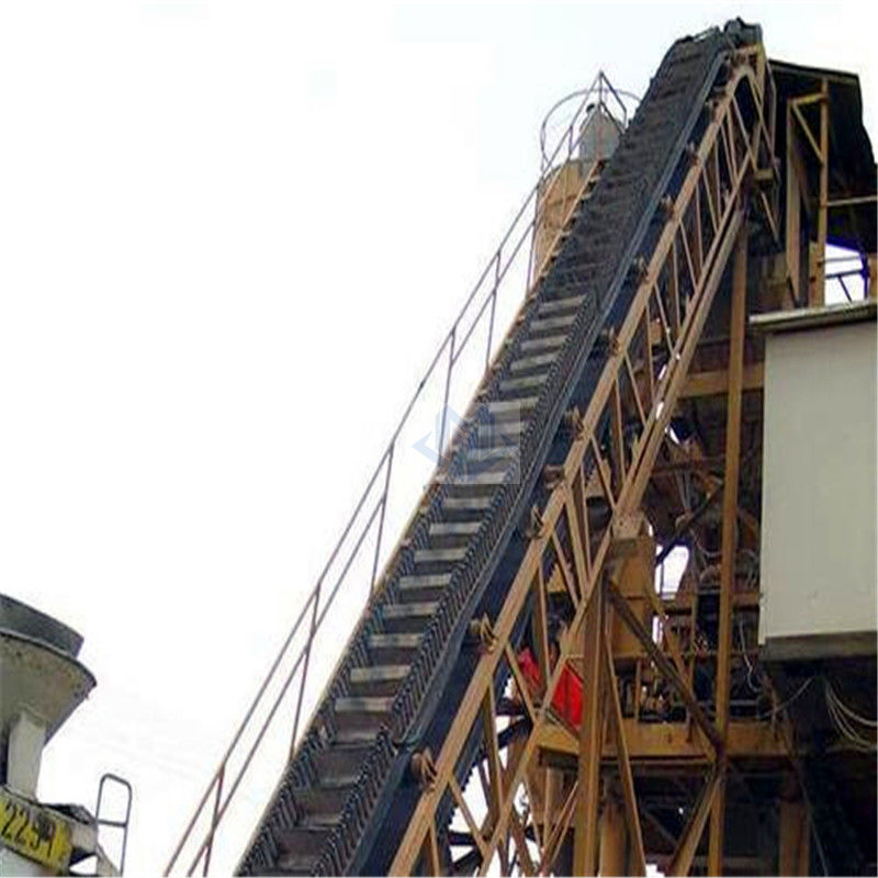 Sistem konveyor bucket sudut miring yang dibuat khusus untuk penanganan material massal